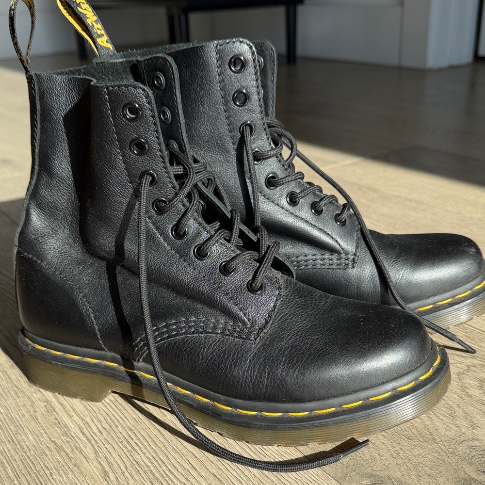 Dr. Martens Black Leather Combat Boots Pascal 8-eye black boot